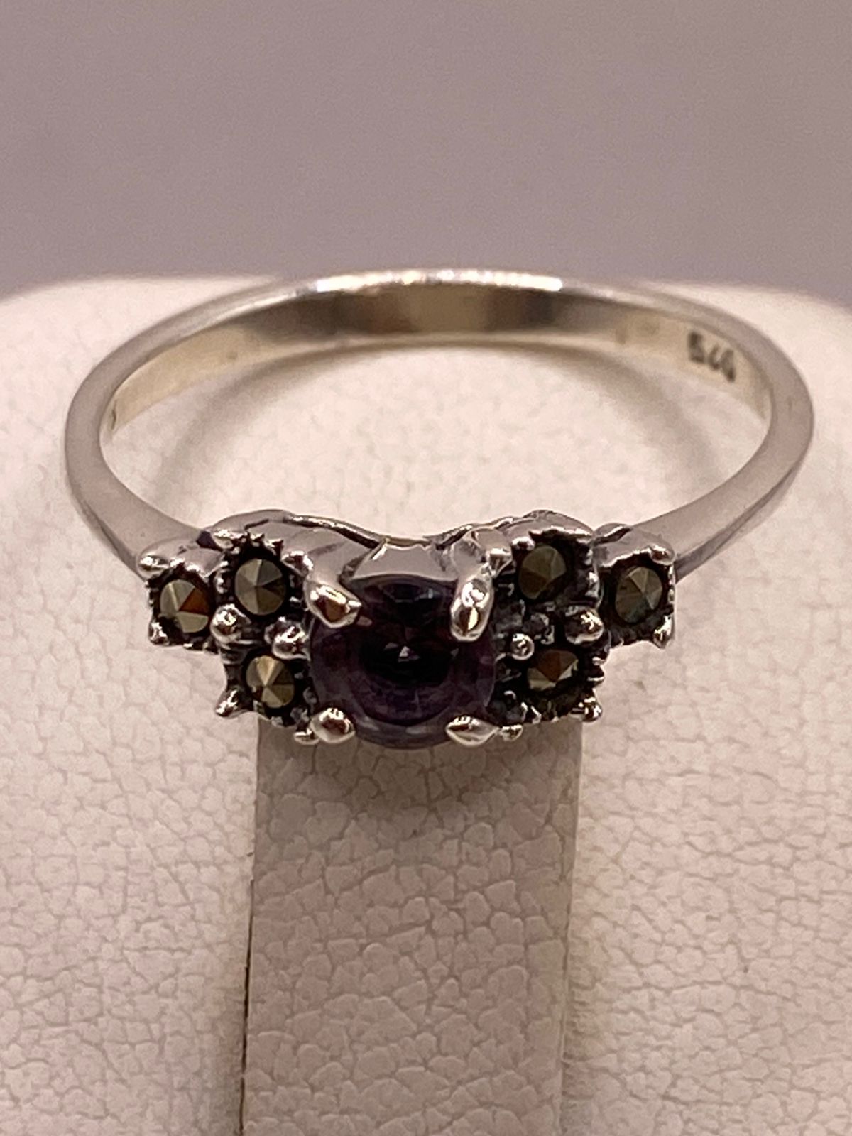 Anillo Clásico con Zirconia Morada y Marquesitas en Plata Ley 925, sello de autenticidad Plata Ley .925