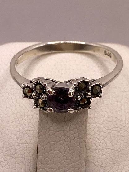 Anillo Clásico con Zirconia Morada y Marquesitas en Plata Ley 925, sello de autenticidad Plata Ley .925