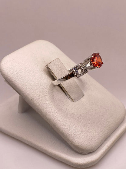 Anillo Clásico con Zirconia Naranja en Plata Ley 925, vista lateral
