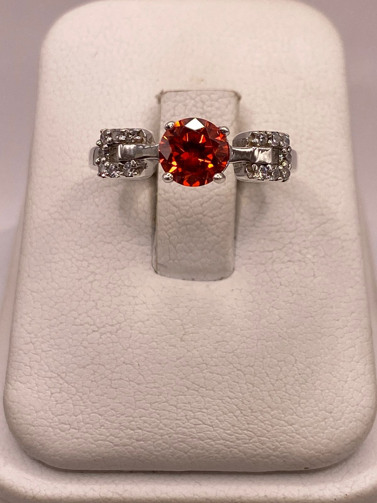 Anillo Clásico con Zirconia Naranja en Plata Ley 925, vista de detalle
