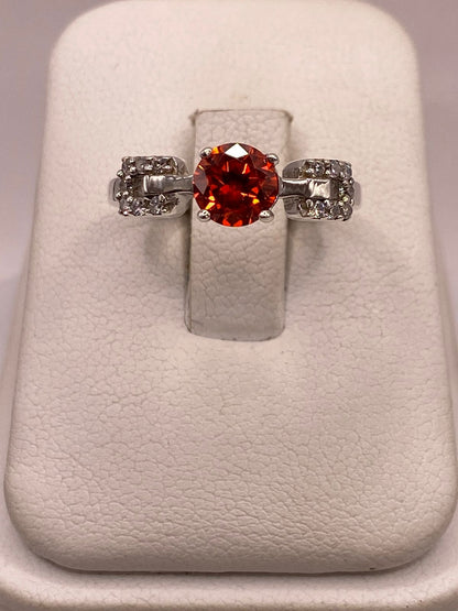 Anillo Clásico con Zirconia Naranja en Plata Ley 925, vista de detalle