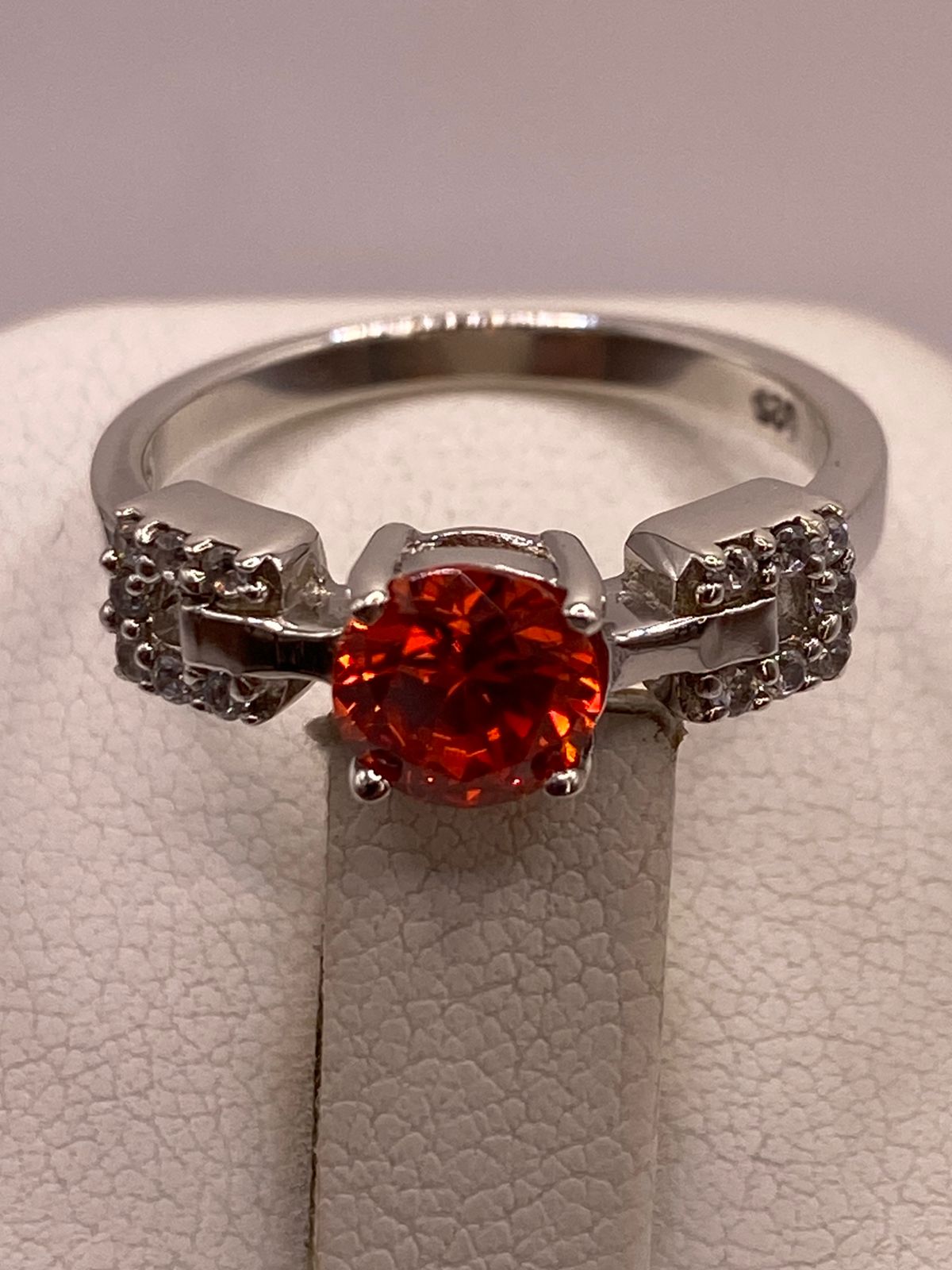 Anillo Clásico con Zirconia Naranja en Plata Ley 925, vista superior