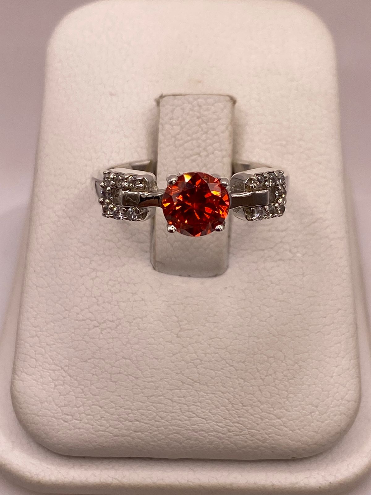 Anillo Clásico con Zirconia Naranja en Plata Ley 925 en báscula mostrando peso