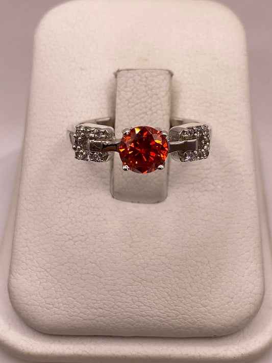 Anillo Clásico con Zirconia Naranja en Plata Ley 925 en báscula mostrando peso