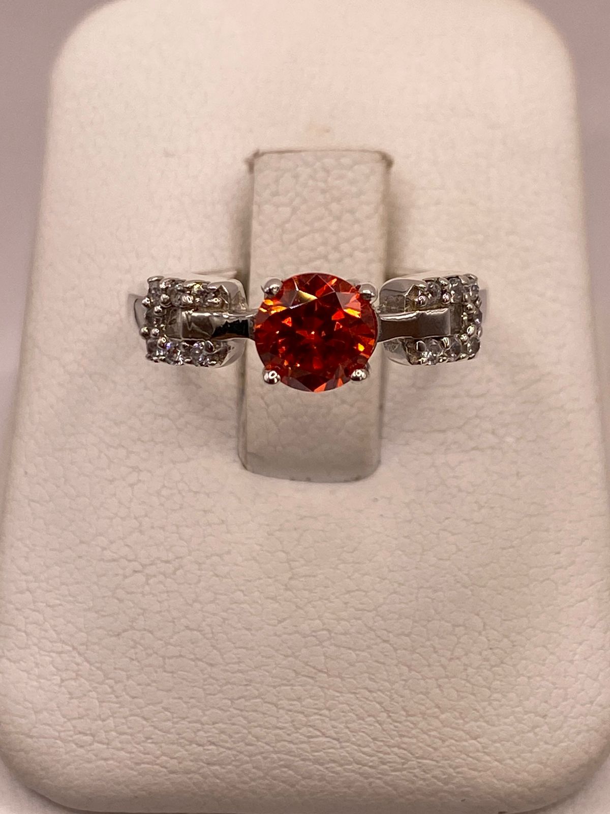Anillo Clásico con Zirconia Naranja en Plata Ley 925, vista frontal