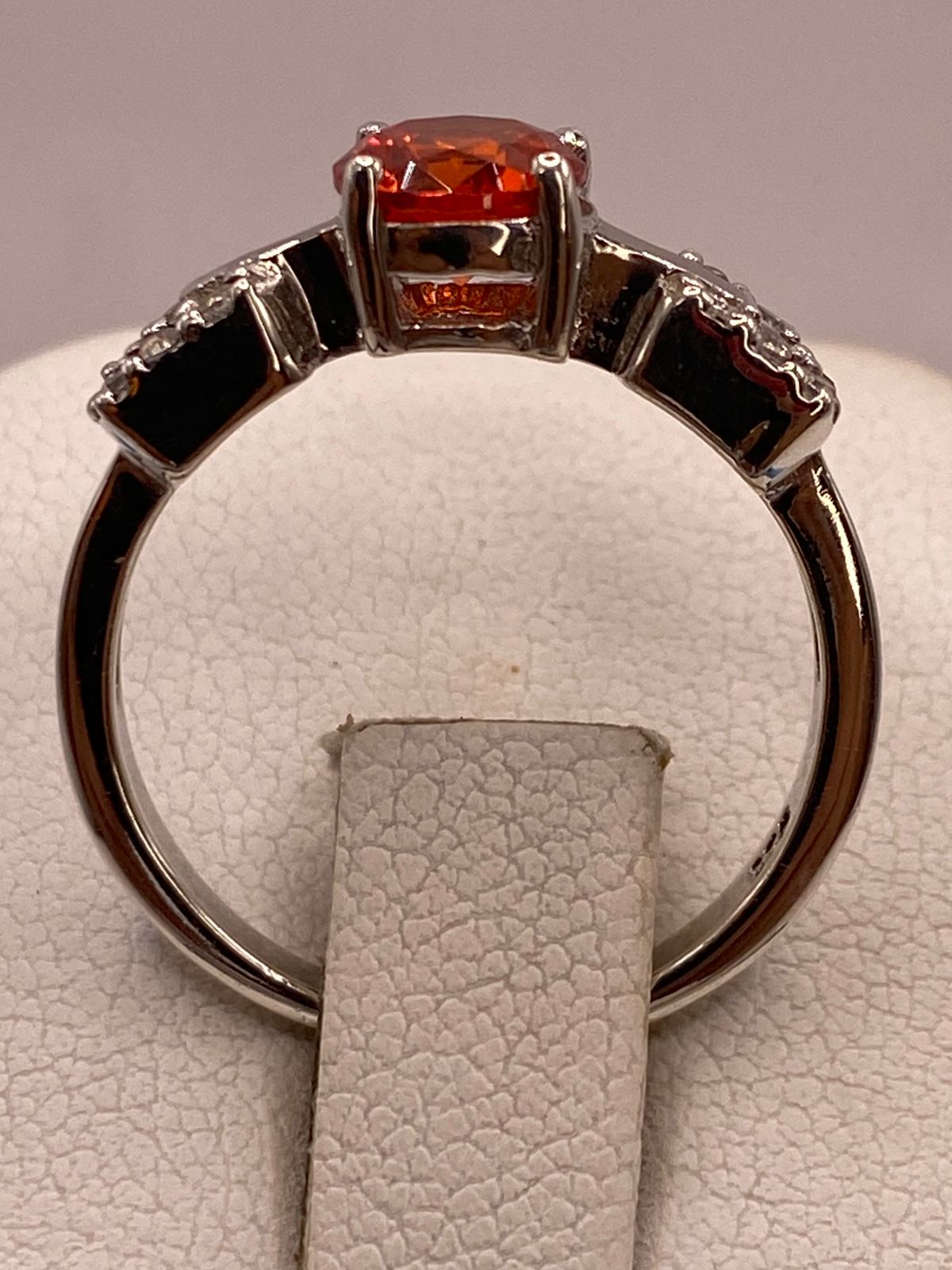 Anillo Clásico con Zirconia Naranja en Plata Ley 925, sello de autenticidad Plata Ley .925