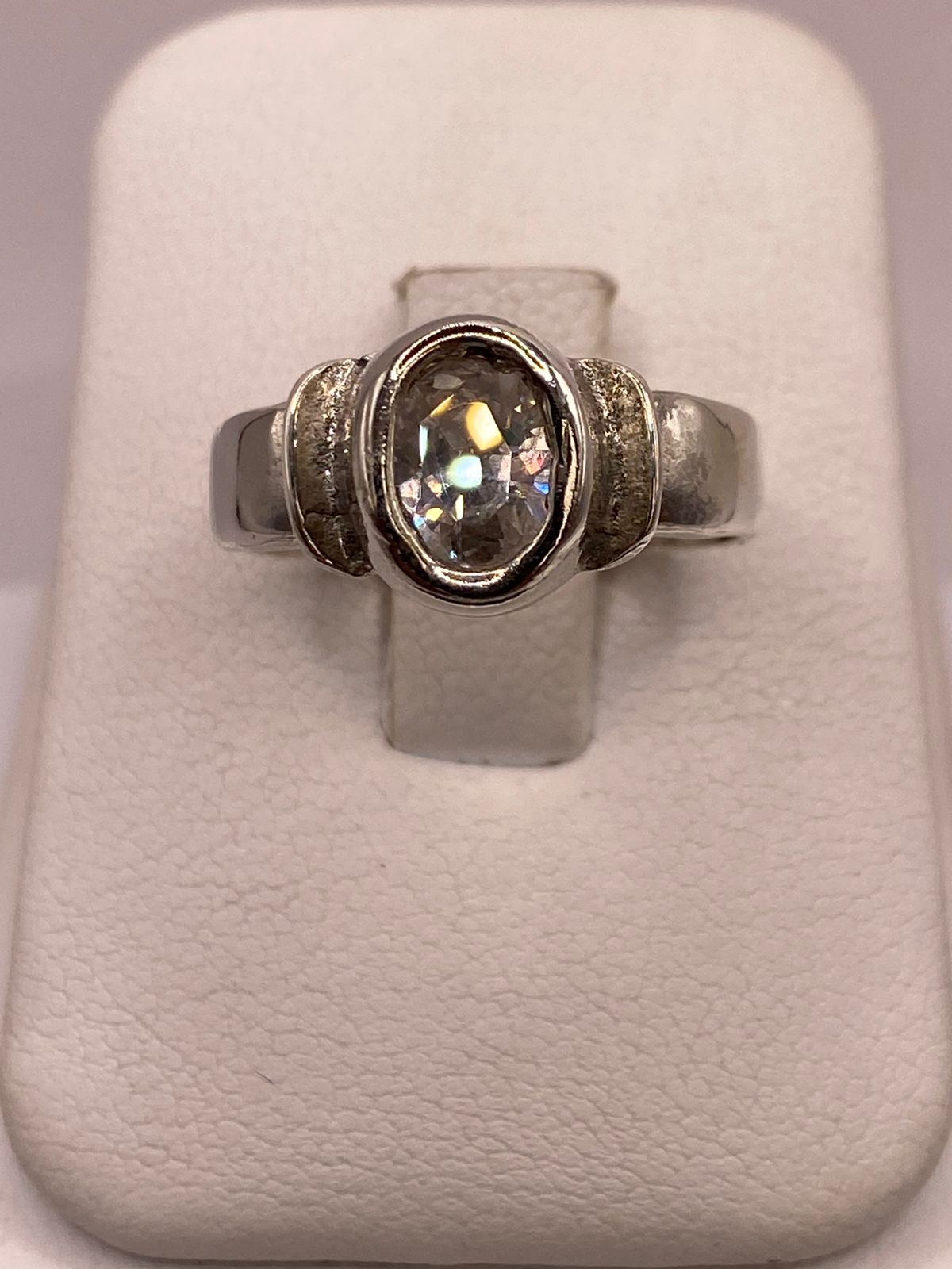 Anillo Clásico con Zirconia Transparente en Plata Ley 925 — ángulo diagonal