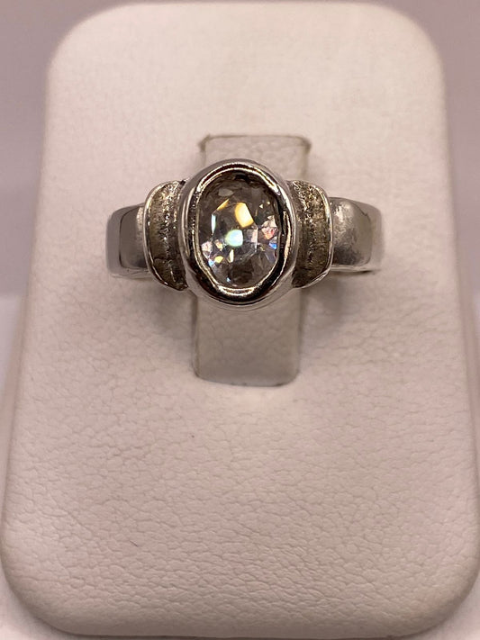 Anillo Clásico con Zirconia Transparente en Plata Ley 925 — ángulo diagonal