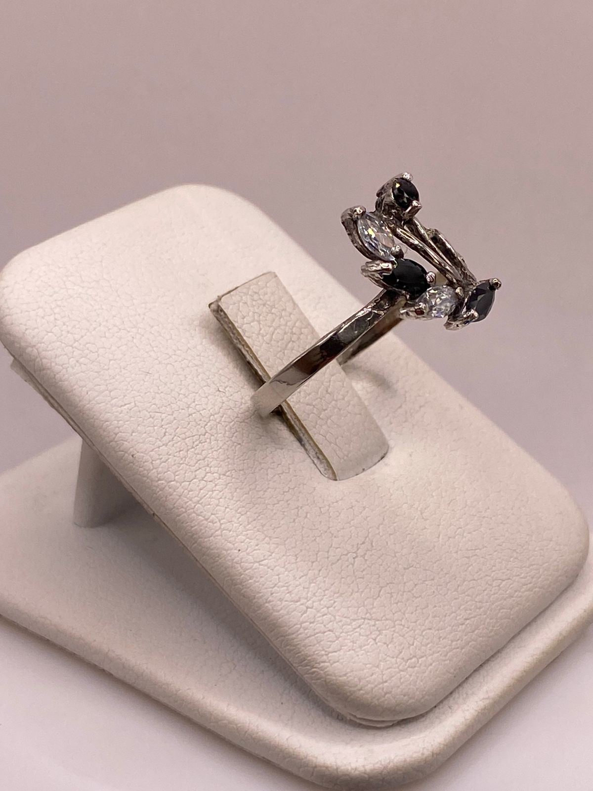 Anillo Clásico con Zirconia Transparente en Plata Ley 925, vista lateral