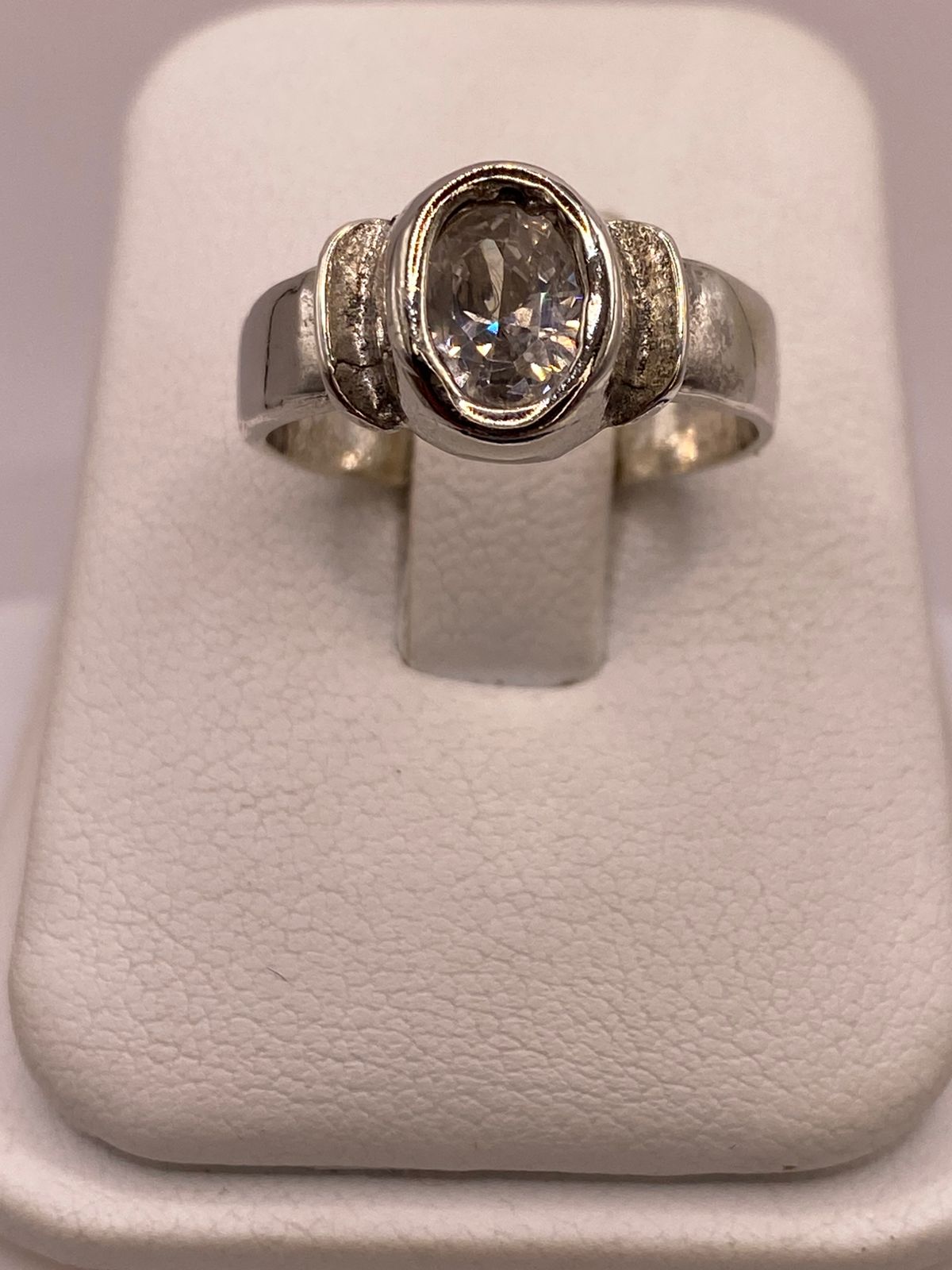 Anillo Clásico con Zirconia Transparente en Plata Ley 925, vista frontal