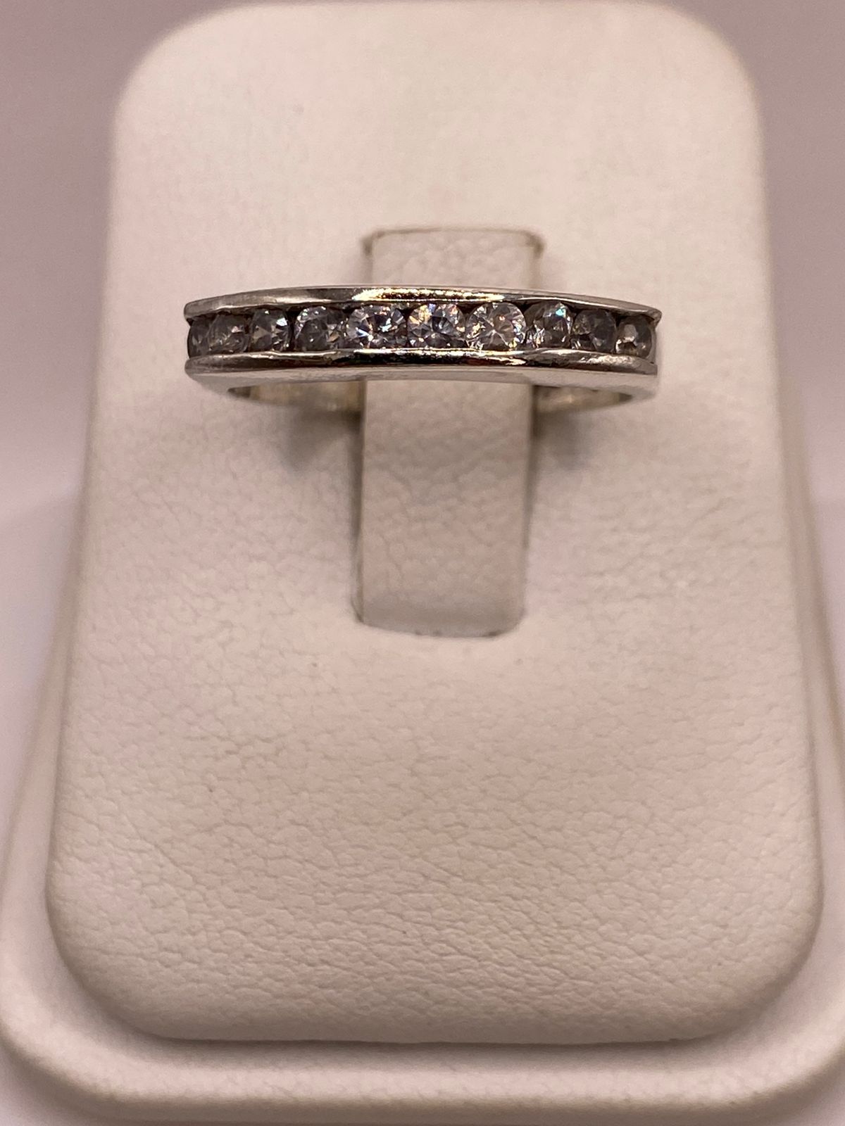 Anillo Clásico con Zirconias Brillantes en Plata Ley 925 — ángulo diagonal