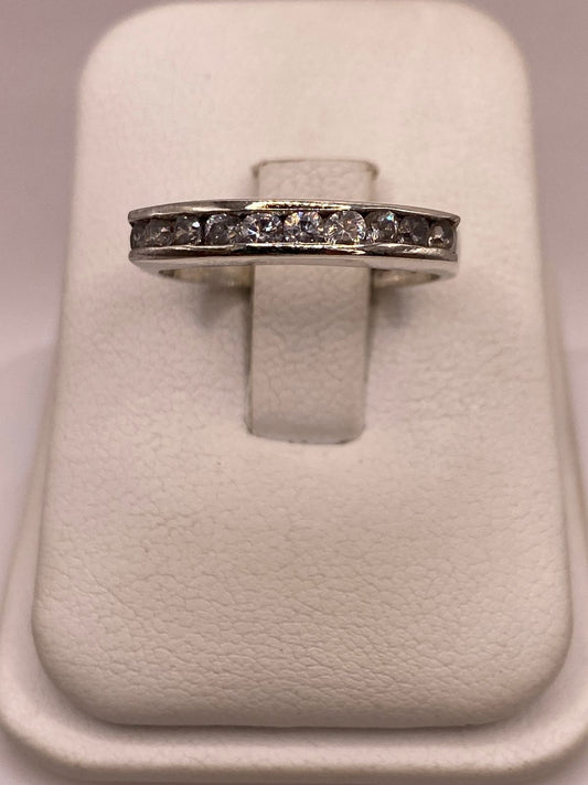 Anillo Clásico con Zirconias Brillantes en Plata Ley 925 — ángulo diagonal