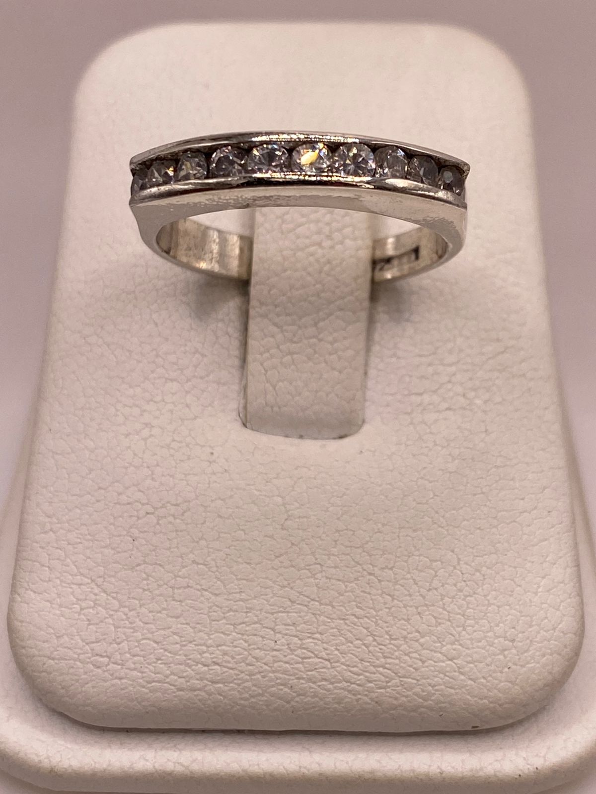 Anillo Clásico con Zirconias Brillantes en Plata Ley 925, vista frontal