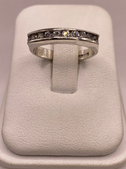 Anillo Clásico con Zirconias Brillantes en Plata Ley 925, vista frontal