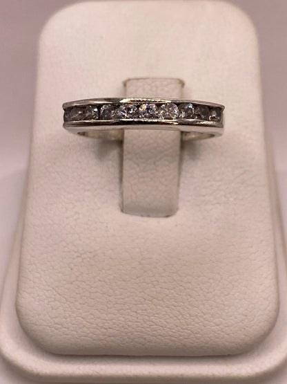 Anillo Clásico con Zirconias Brillantes en Plata Ley 925, vista de detalle