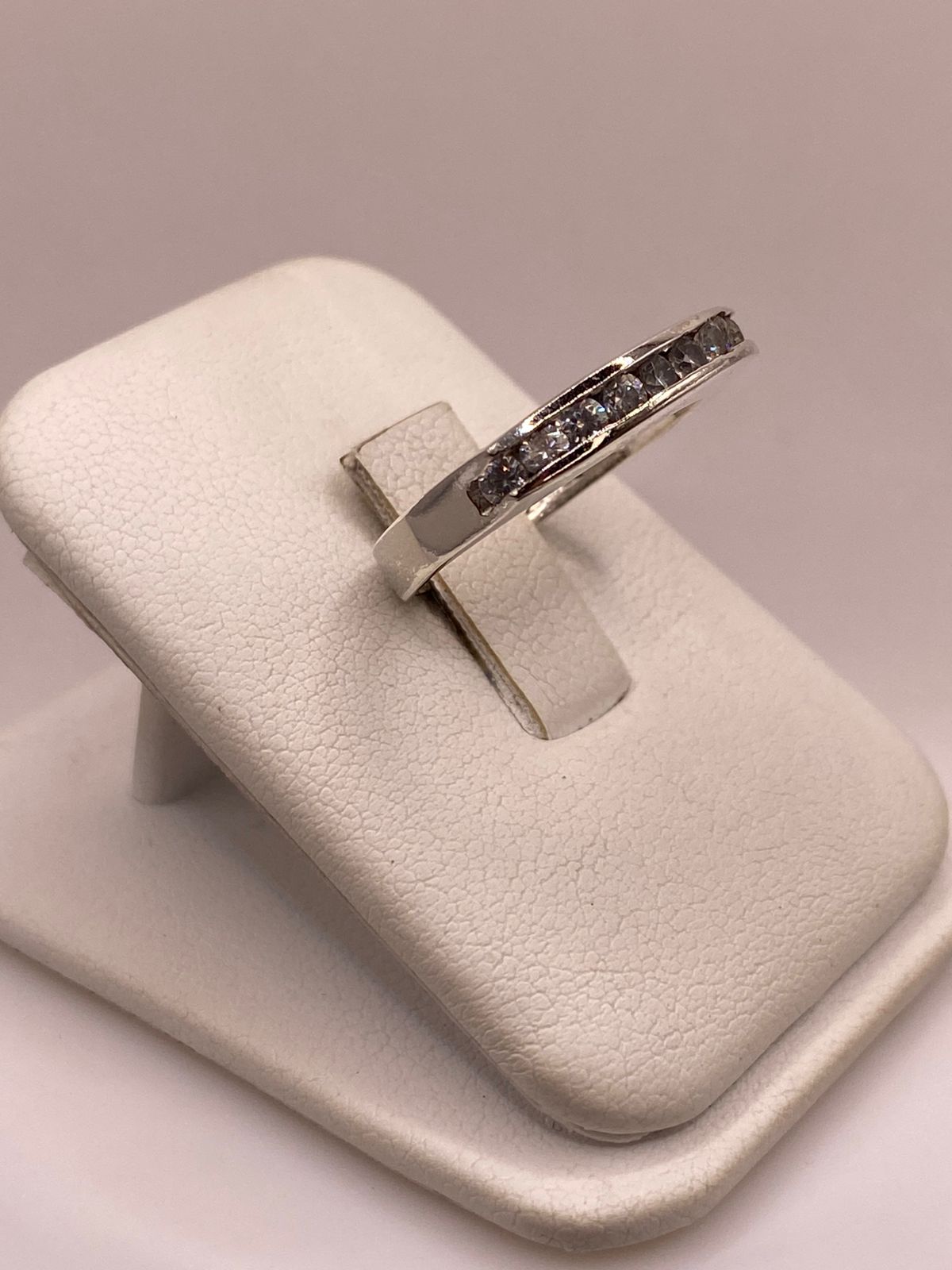 Anillo Clásico con Zirconias Brillantes en Plata Ley 925, vista lateral