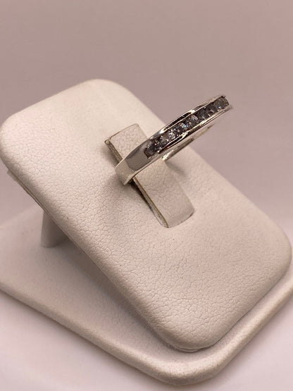Anillo Clásico con Zirconias Brillantes en Plata Ley 925, vista lateral