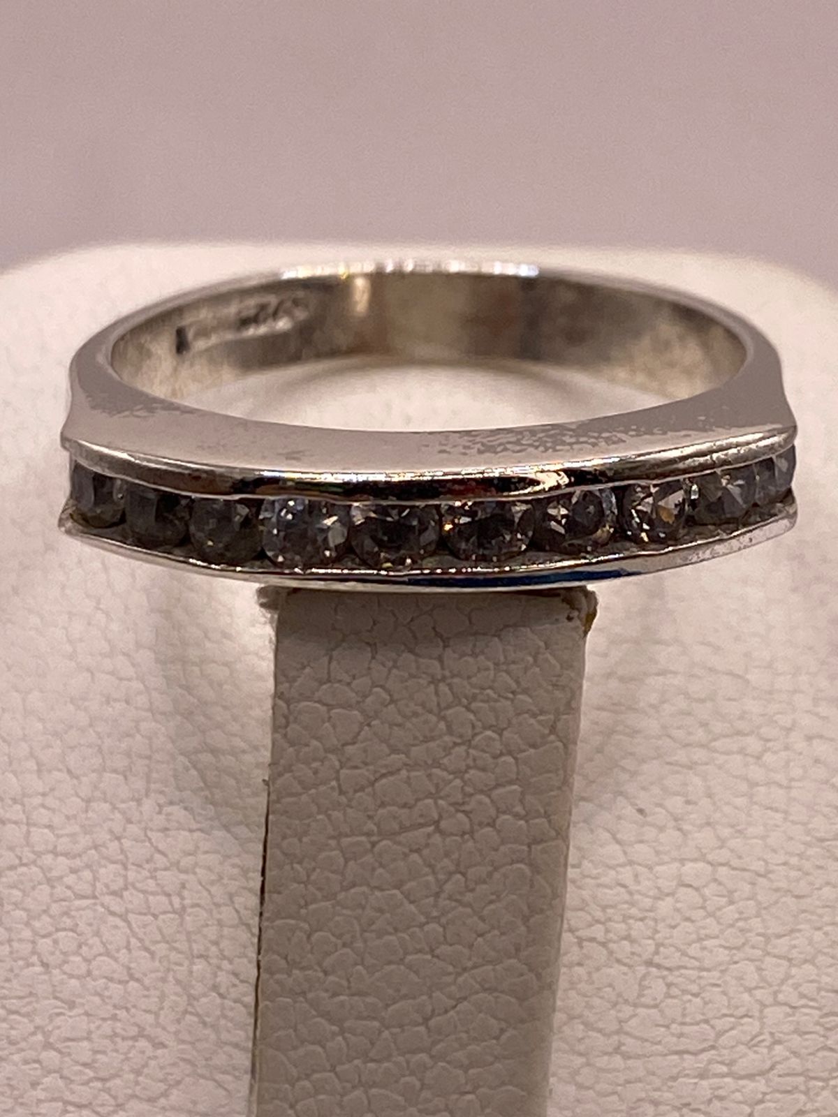 Anillo Clásico con Zirconias Brillantes en Plata Ley 925, sello de autenticidad Plata Ley .925