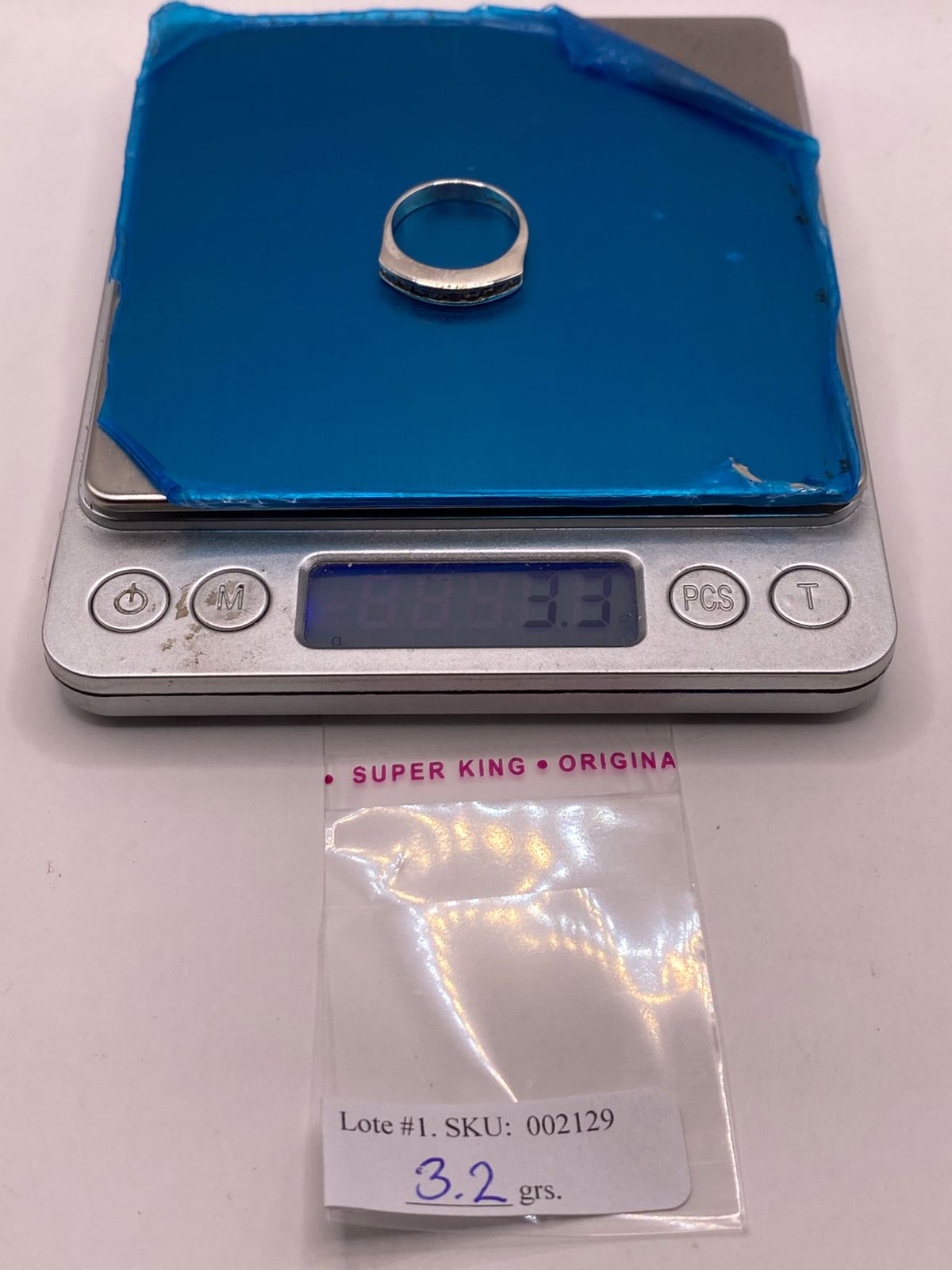 Anillo Clásico con Zirconias Brillantes en Plata Ley 925, peso en gramos (báscula)