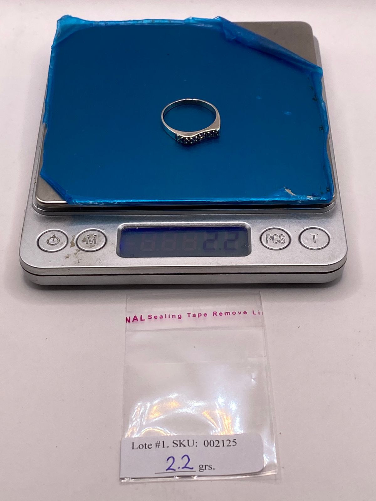 Anillo Clásico con Zirconias Moradas en Plata Ley 925, peso en gramos (báscula)
