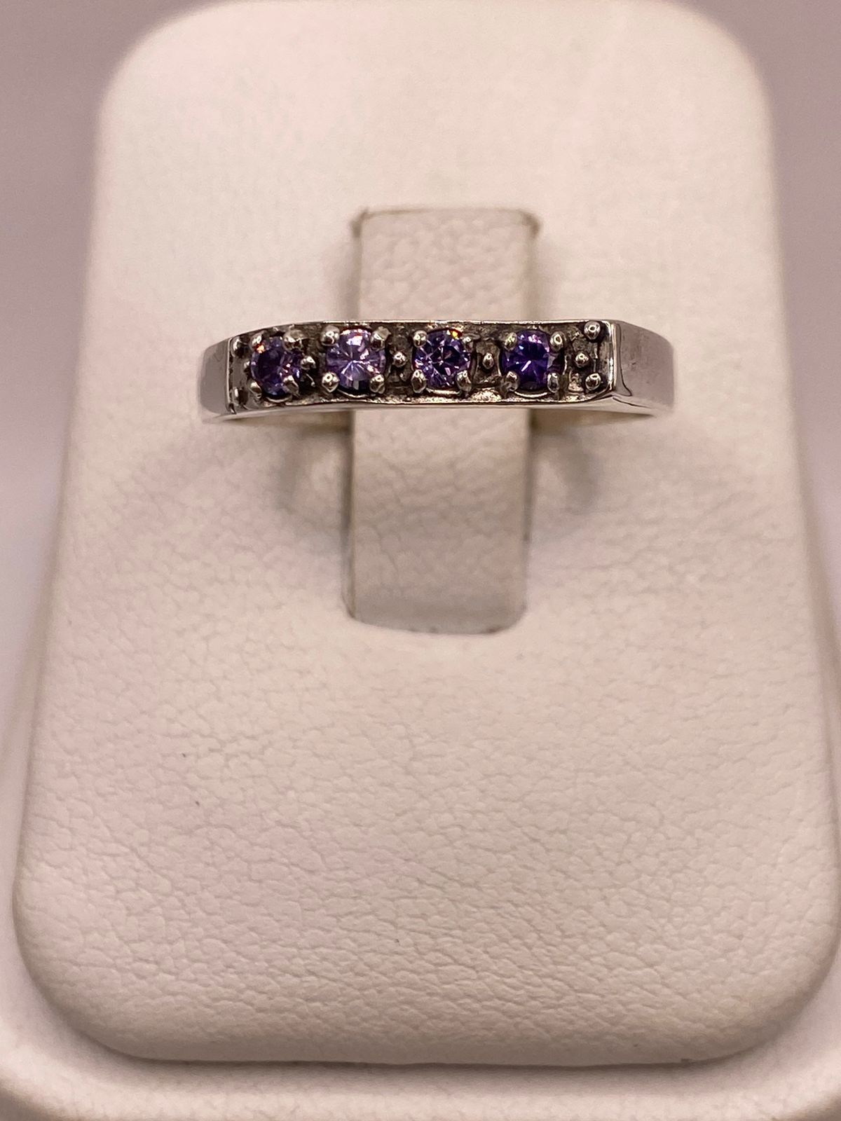 Anillo Clásico con Zirconias Moradas en Plata Ley 925 en báscula mostrando peso