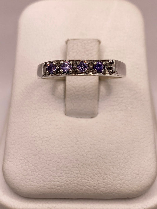 Anillo Clásico con Zirconias Moradas en Plata Ley 925 en báscula mostrando peso