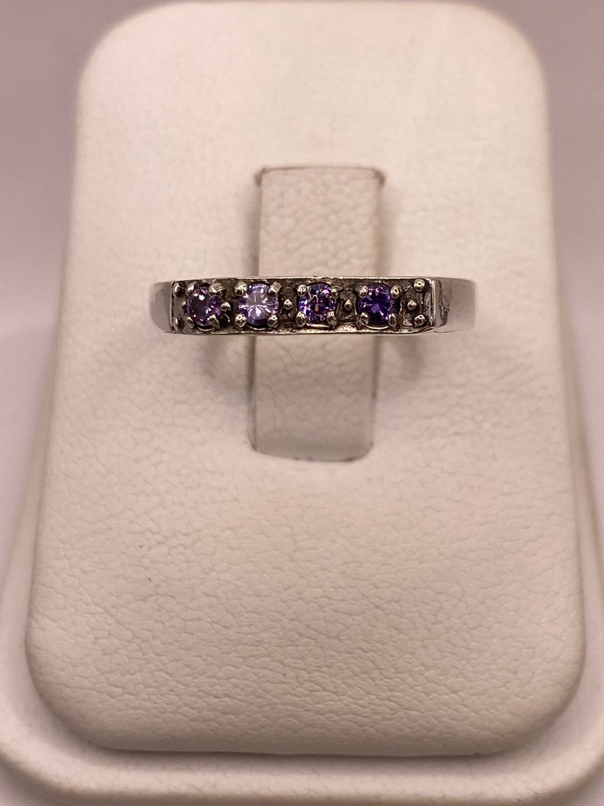 Anillo Clásico con Zirconias Moradas en Plata Ley 925, vista frontal
