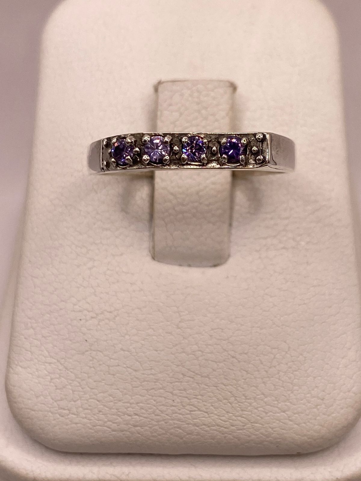 Anillo Clásico con Zirconias Moradas en Plata Ley 925, vista de detalle