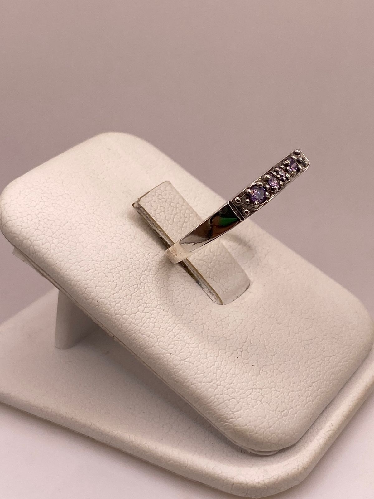 Anillo Clásico con Zirconias Moradas en Plata Ley 925, vista lateral