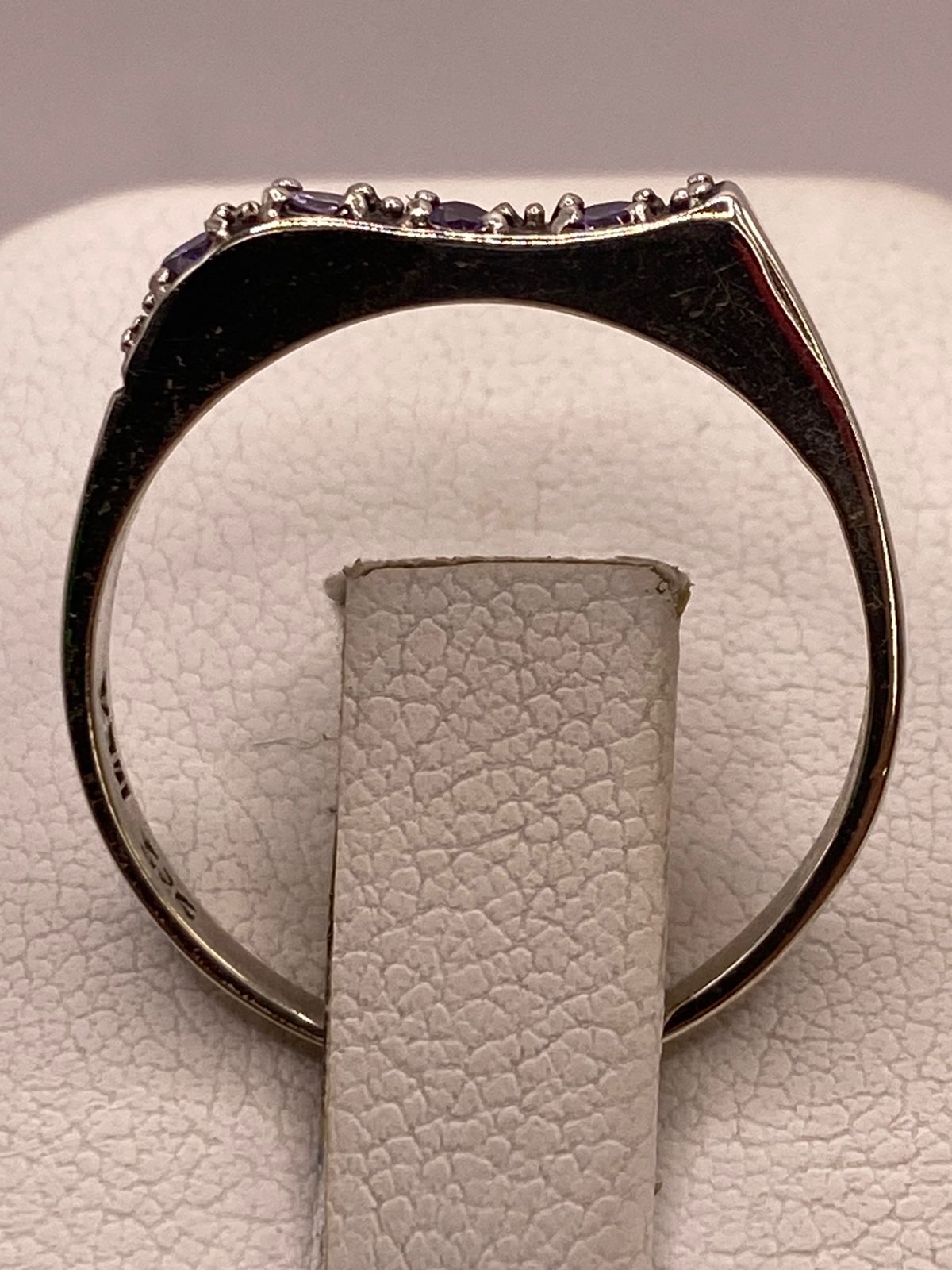 Anillo Clásico con Zirconias Moradas en Plata Ley 925, vista superior