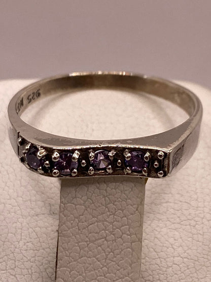 Anillo Clásico con Zirconias Moradas en Plata Ley 925, sello de autenticidad Plata Ley .925