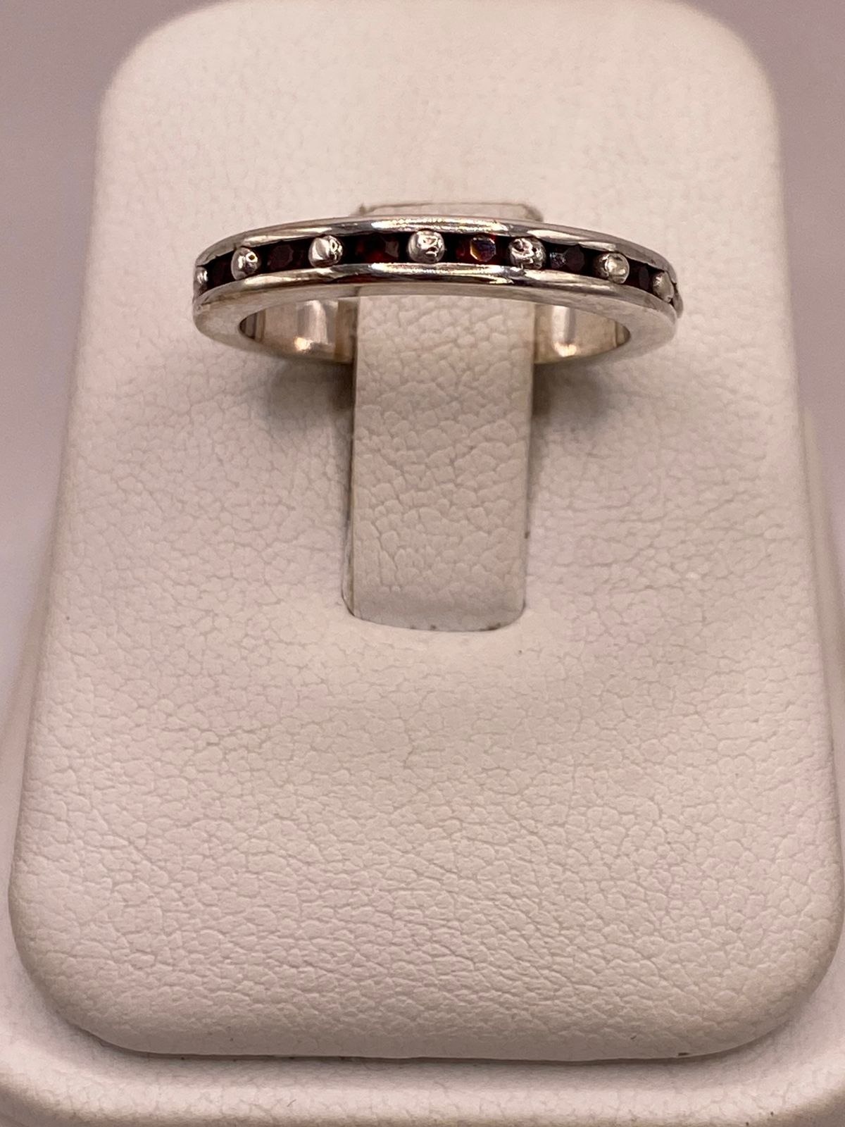 Anillo Clásico con Zirconias Rojo Oscuro en Plata Ley 925 — ángulo diagonal