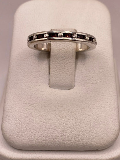 Anillo Clásico con Zirconias Rojo Oscuro en Plata Ley 925 — ángulo diagonal