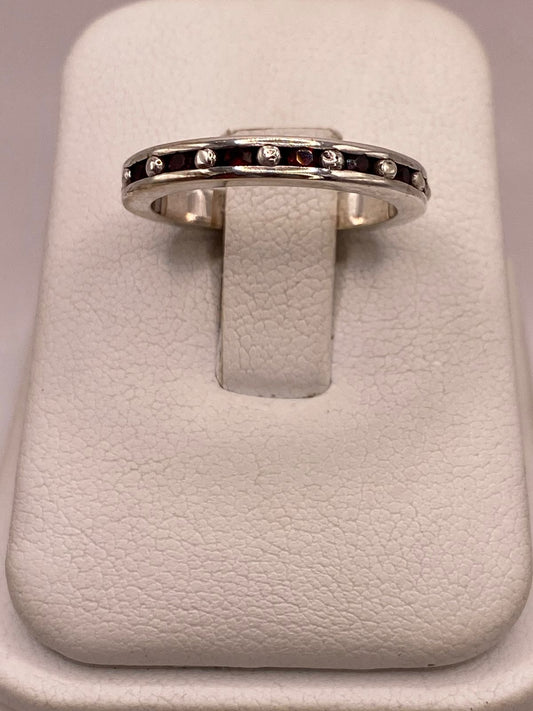 Anillo Clásico con Zirconias Rojo Oscuro en Plata Ley 925 — ángulo diagonal