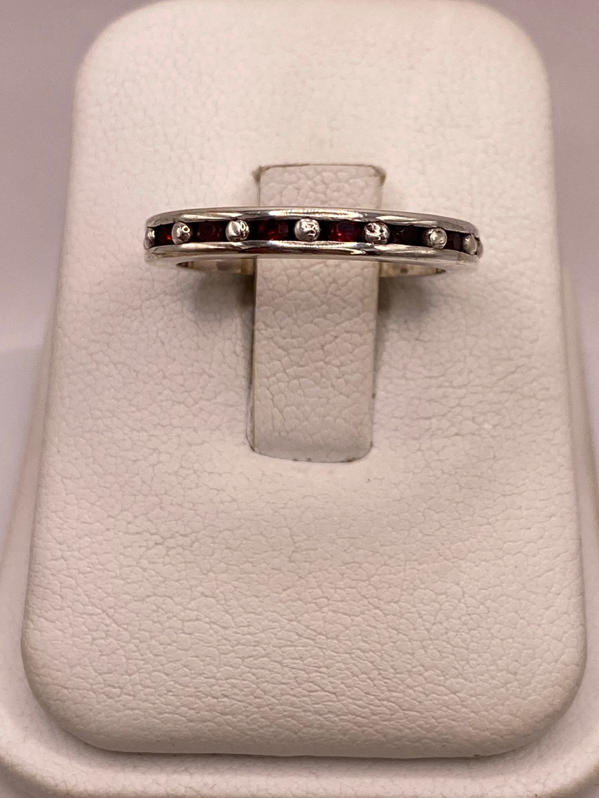 Anillo Clásico con Zirconias Rojo Oscuro en Plata Ley 925, vista de detalle