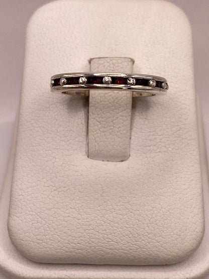 Anillo Clásico con Zirconias Rojo Oscuro en Plata Ley 925, vista de detalle
