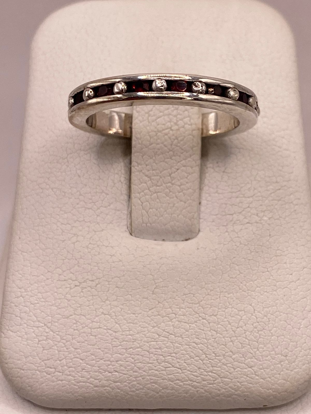 Anillo Clásico con Zirconias Rojo Oscuro en Plata Ley 925, vista frontal
