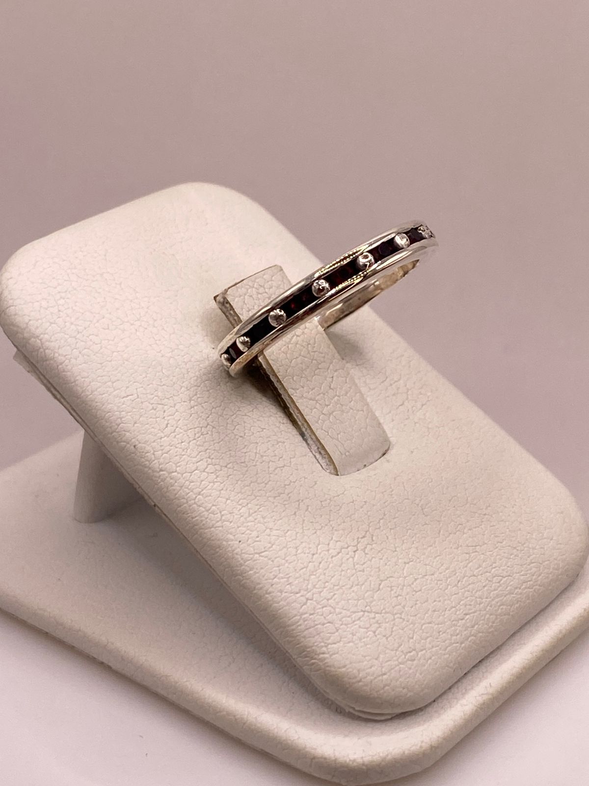 Anillo Clásico con Zirconias Rojo Oscuro en Plata Ley 925, vista lateral