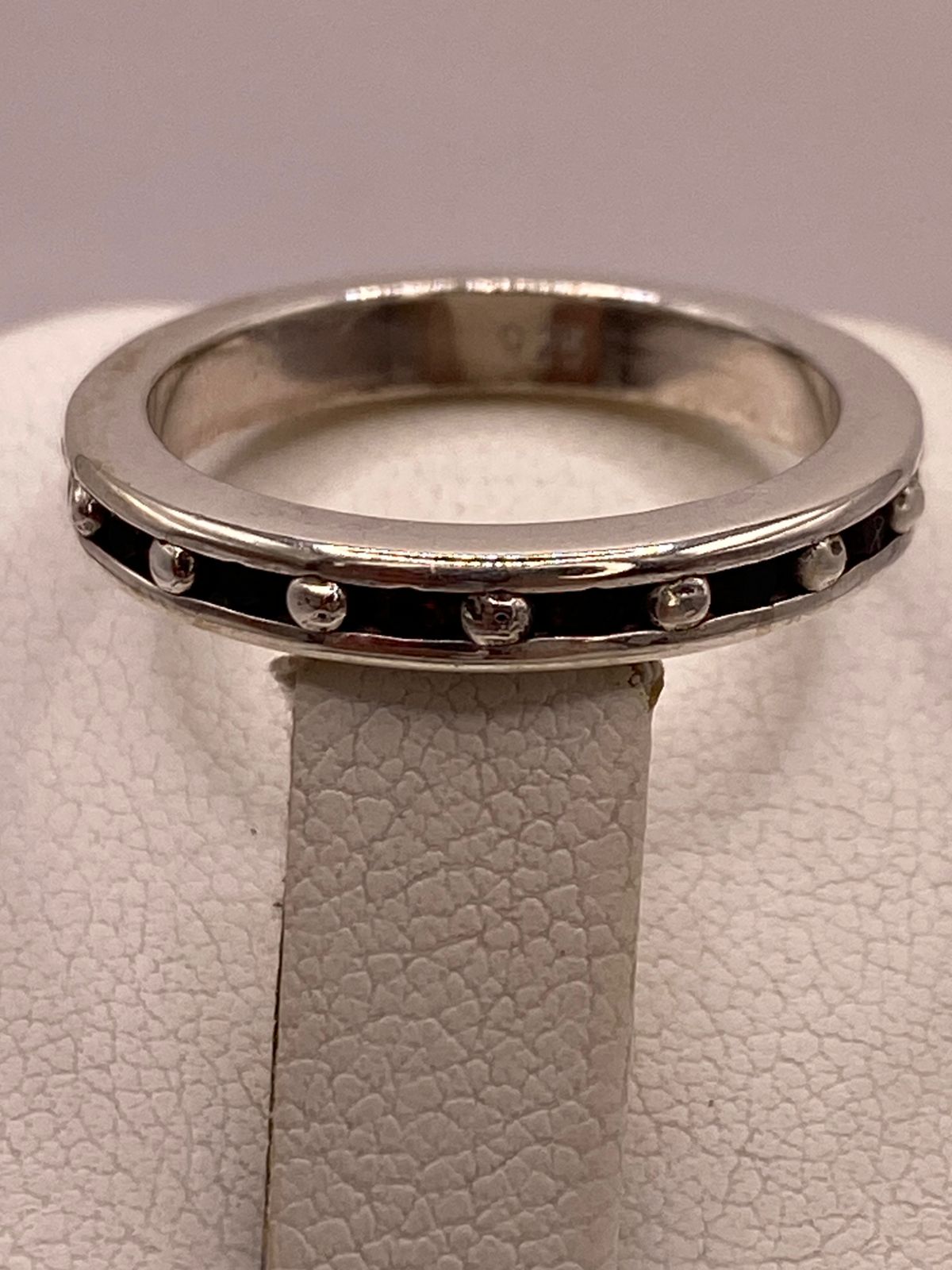 Anillo Clásico con Zirconias Rojo Oscuro en Plata Ley 925, sello de autenticidad Plata Ley .925