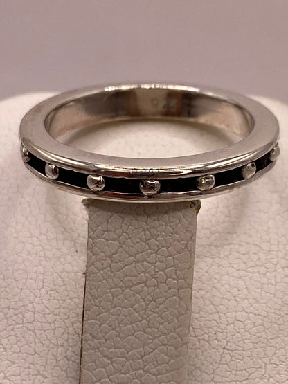 Anillo Clásico con Zirconias Rojo Oscuro en Plata Ley 925, sello de autenticidad Plata Ley .925