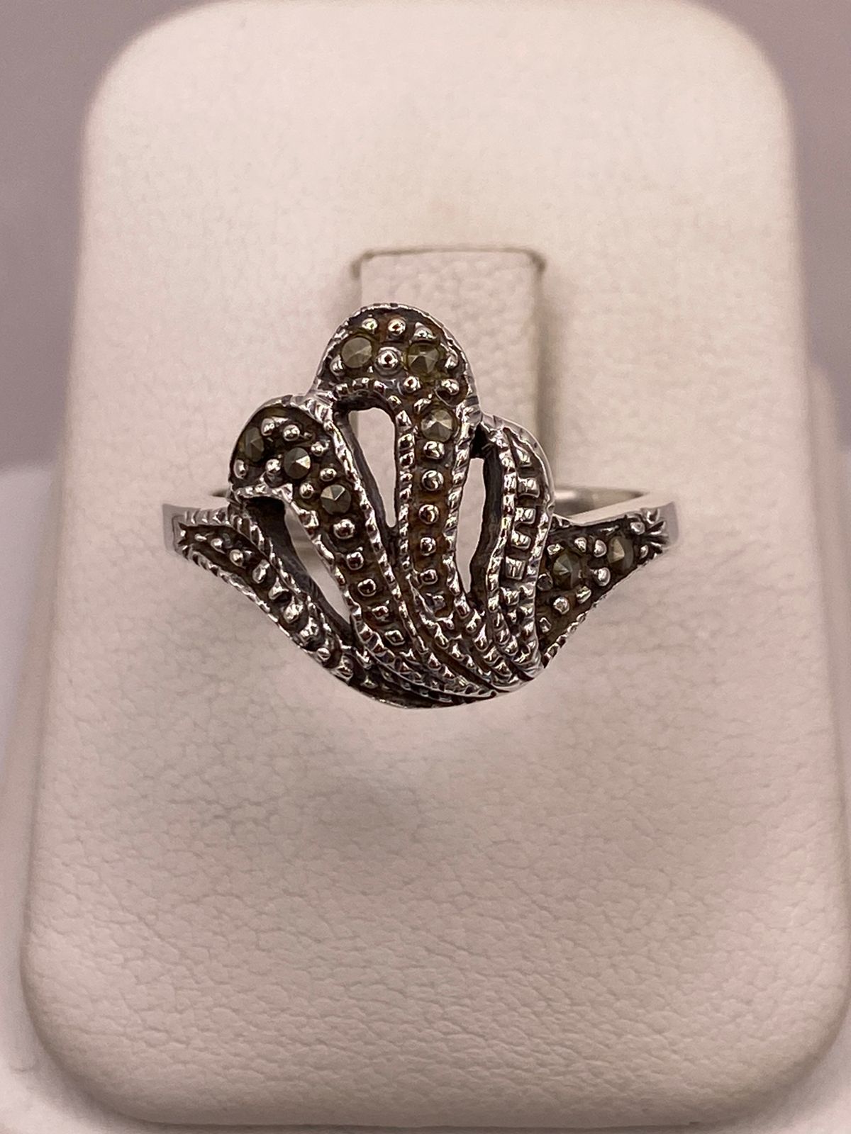 Anillo Concha Marina con Marquesitas en Plata Ley 925 en báscula mostrando peso