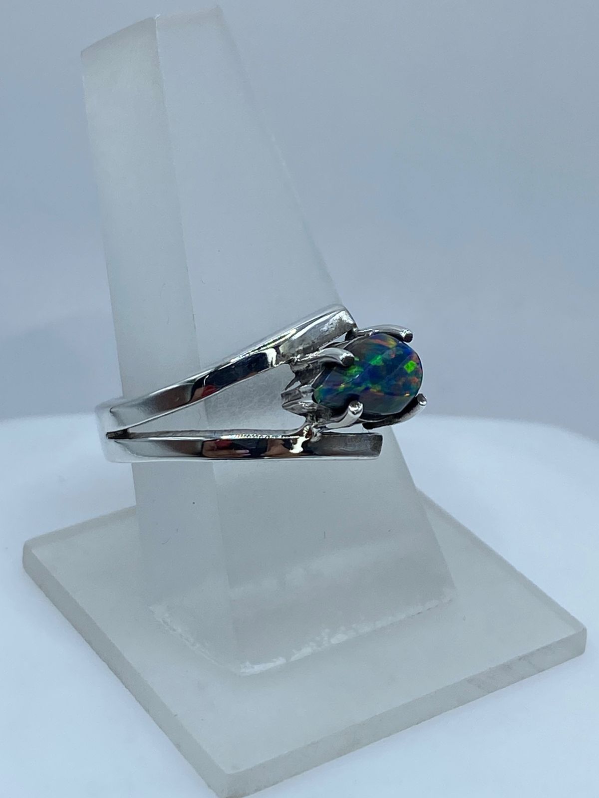 Anillo Contemporáneo con Ópalo de Fuego en Plata Ley .925, vista frontal