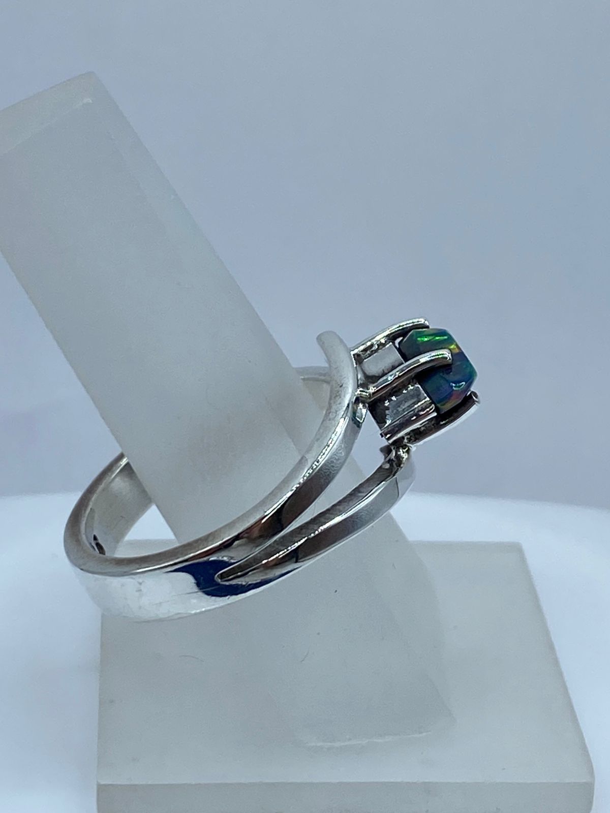 Anillo Contemporáneo con Ópalo de Fuego en Plata Ley .925, vista superior