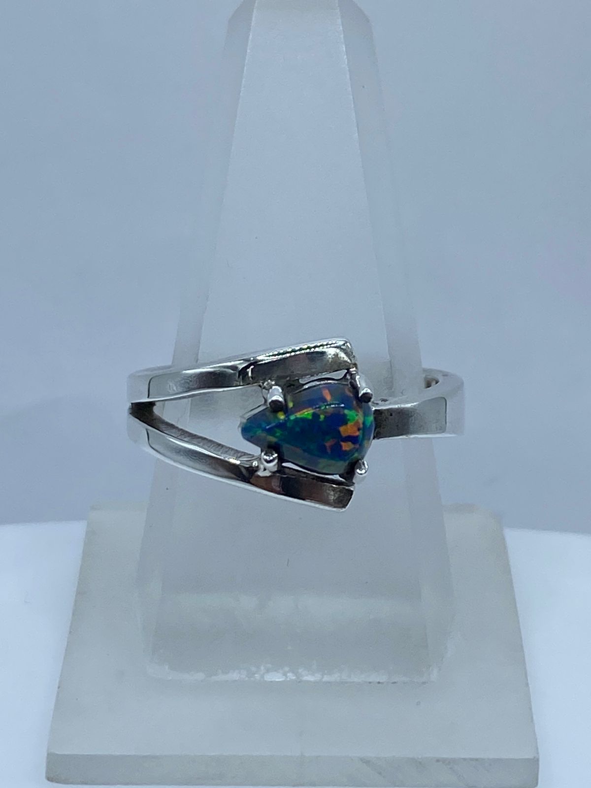 Anillo Contemporáneo con Ópalo de Fuego en Plata Ley .925, vista de detalle