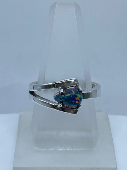 Anillo Contemporáneo con Ópalo de Fuego en Plata Ley .925 en báscula mostrando peso