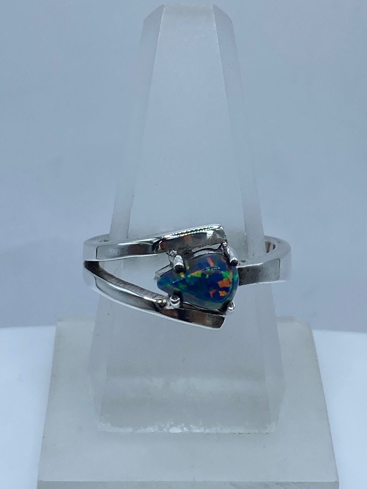 Anillo Contemporáneo con Ópalo de Fuego en Plata Ley .925 en báscula mostrando peso