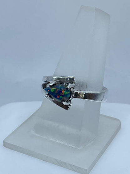 Anillo Contemporáneo con Ópalo de Fuego en Plata Ley .925, vista lateral