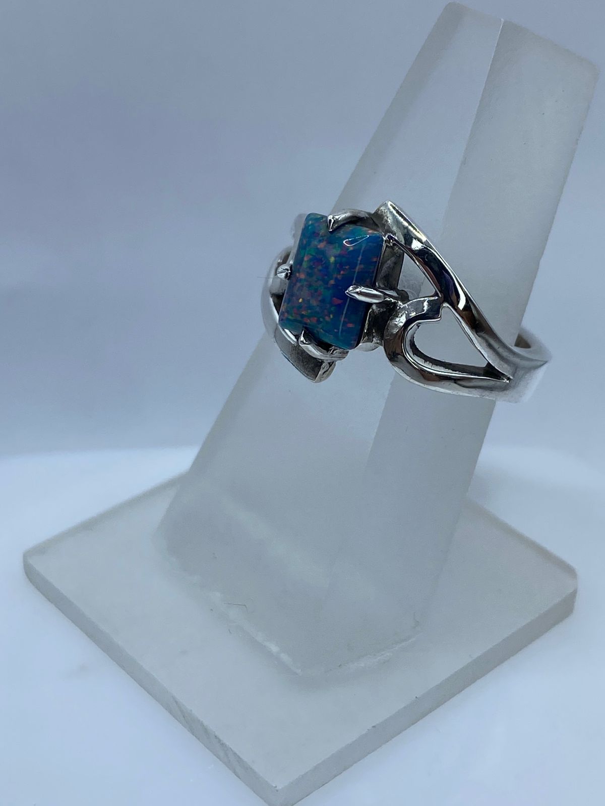 Anillo Contemporáneo con Ópalo de Fuego en Plata Ley .925, vista lateral
