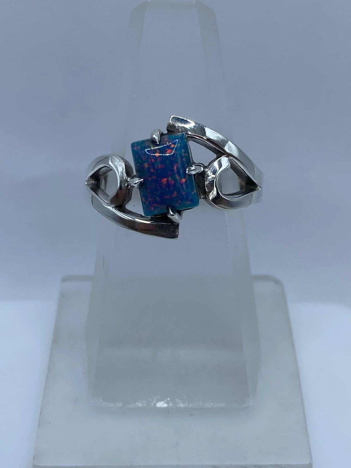 ANILLO CONTEMPORÁNEO CON ÓPALO DE FUEGO EN PLATA LEY .925