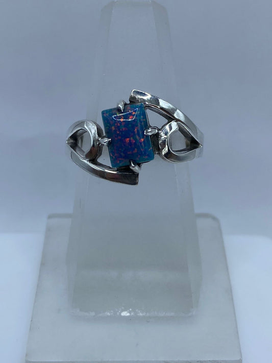 Anillo Contemporáneo con Ópalo de Fuego en Plata Ley .925 — ángulo diagonal